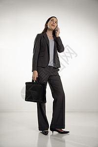 手机上的女人女士技术公文包人士通信职业女性中年人商务公司图片