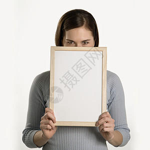 女人拿着空白的牌子商业女士正方形概念女性中年人眼神图片
