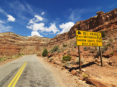 山上的道路山脉路标水平货运乡村运输警告岩石风景旅行图片