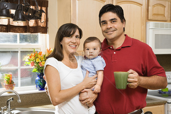 家人在厨房里男性童年儿子孩子青年妈妈微笑三个人母亲幸福图片
