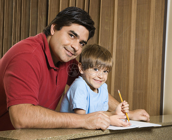 爸爸和儿子的功课图片