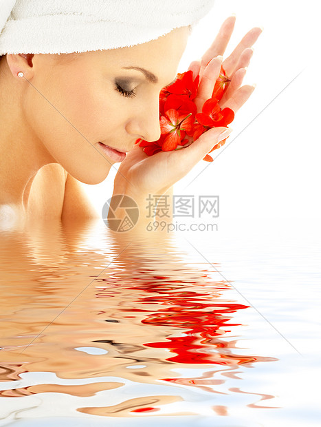 含红花瓣的女士在水中芳香花朵洗澡康复护理外貌女孩治疗中心皮肤图片