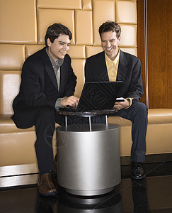 有笔记本电脑的商务人士两个人人士成人中年人商业公司男人职业会议黑发背景图片