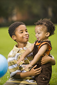 玩兄弟游戏拥抱微笑家庭男生黑发男性闲暇婴儿儿童照片背景图片