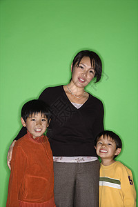 母亲和儿子家庭微笑黑发母性童年照片父母女士兄弟中年人图片