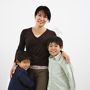 母亲和子女儿子照片青年女士正方形家庭妈妈父母拥抱黑发图片