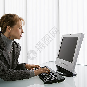 工作的女人助理电脑中年职业商业办公室女性桌子键盘公司图片