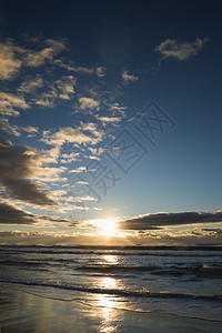 日落在海洋之上太阳照片海岸天堂风景波浪天空海滩冲浪者海景图片