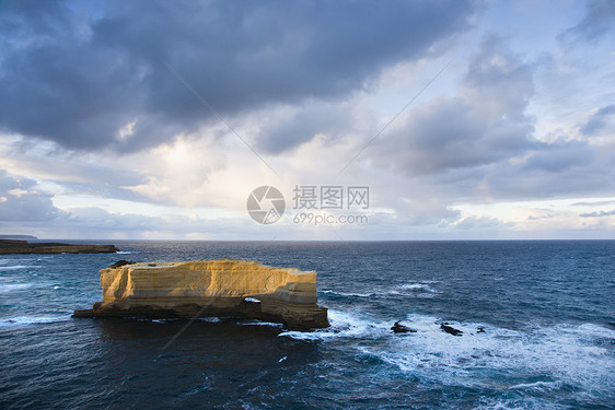 海洋中的岩层形成海岸波浪拱门海岸线旅行海滩岩石照片地貌石灰石图片