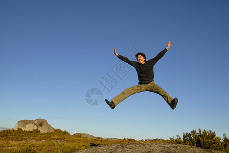 跳跃幸福成人假期天空行动空气岩石男性蓝色运动员图片