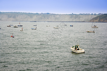 渔船蓝色支撑旅行海岸游艇运动帆船海浪海洋退休图片