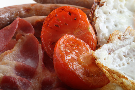 传统的英国早餐西红柿煎香肠烤鸡蛋图片