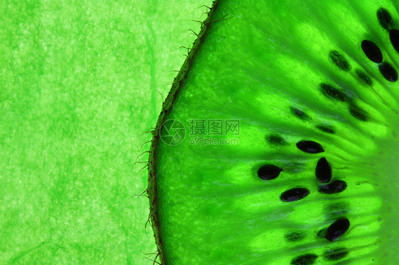 粗绿色背景背光下亮度的千叶水果切片图片