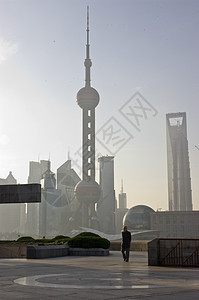 上海日出摩天大楼外滩城市男人长廊图片