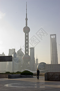 上海日出摩天大楼外滩城市男人长廊背景图片