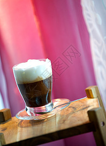 卡布奇诺咖啡店饮料勺子奶油棕色食物粉色咖啡桌子早餐图片