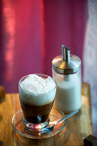 卡布奇诺酒吧桌子午餐黑色棕色奶油食物香气液体杯子图片
