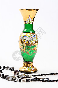 金色珍珠水晶绿花瓶和黑珠背景