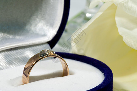 带有郁金金圆的金环花瓣美丽订婚夫妻粉色戒指花束蜜月婚礼金子图片