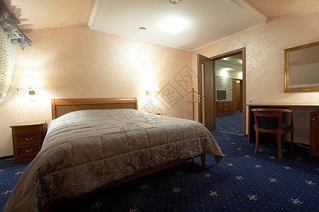 宽长的床房子摆设睡眠国王盖子窗帘休息枕头旅行旅游图片