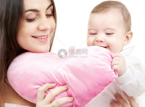 婴儿和有心形枕头的妈妈生活微笑快乐男生幸福育儿母性拥抱孩子母亲图片