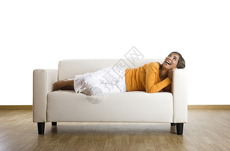 在家放轻松快乐房间闲暇女性房子白色喜悦长椅沙发成人图片