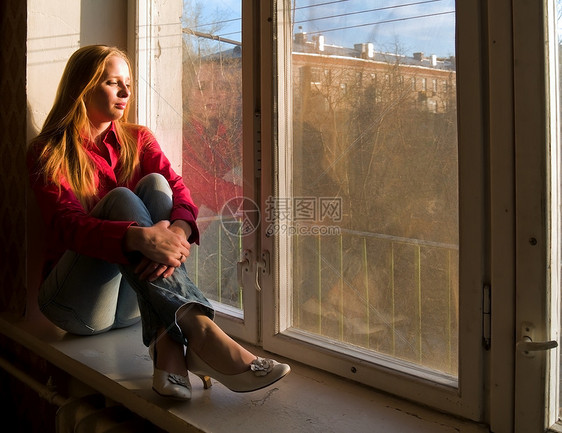 窗口附近的女人沉思女孩窗台成人红发头发衣服孤独青年休息图片