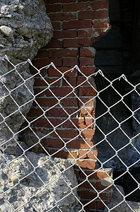 墙壁倒塌历史性衰变砂浆水泥建筑链环栅栏安全图片