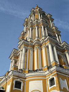 贝尔塔柱子蓝色纪念碑宗教旅行天空黄色钟楼建筑学教会图片