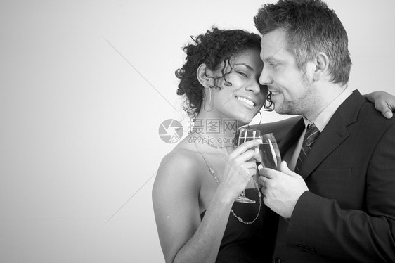 不同的情侣庆祝女性男人新年庆典干杯眼镜幸福男性多样性长笛图片