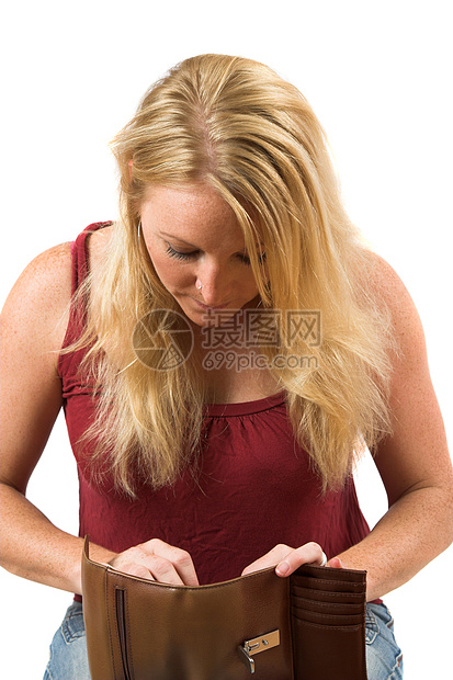 金发女人检查她钱包里的内容图片