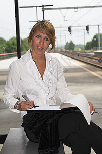 等火车的到来商务商业航程交通商界人士经理女性领导职业图片