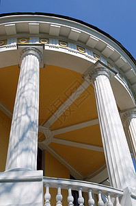 白色柱形的罗通达建筑蓝色晴天建筑学门廊天空图片