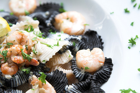 海食面晚餐食物黑色对虾饮食盘子烹饪用餐美食营养图片