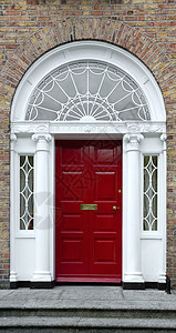 红色格鲁吉亚门气窗历史门把手古董窗户邮箱建筑铺路玻璃扇形图片