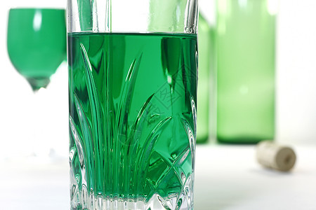 玻璃杯加绿酒图片