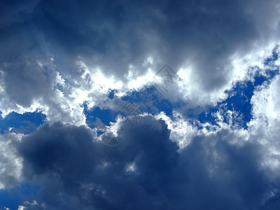 天空 云和云背景 天空 阴暗的回春天气旅行风景自由天堂太阳环境阳光气候场景图片