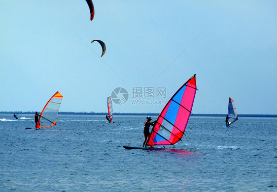 海湾波浪上的风风雪和风风推船图片