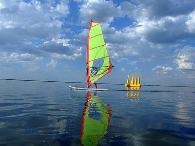 Windurfer及其在海湾水中的反射图片