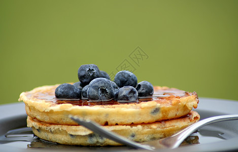 新鲜蓝莓松饼煎饼美食活力盘子服务糖浆早餐浆果食物厨房图片
