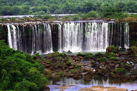 伊瓜苏 Iguazu Iguau 瀑布  大型瀑布淡水流动森林岩石荒野高度绿色图片