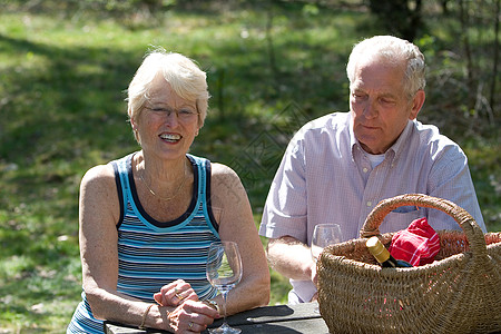 夏季野餐男人皱纹篮子退休老年夫妻幸福成人享受女性图片