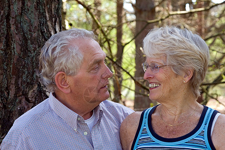 老年夫妇退休婚姻头发男人男性情侣女性幸福夫妻图片