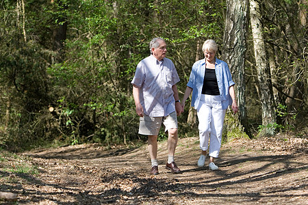 年长夫妇在公园里漫步图片