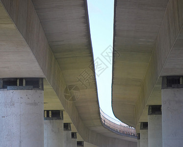 两座桥梁施工机器人柱子车皮曲线灰色火车背景图片