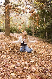 秋季秋季分支机构国家女性女孩牛仔裤树叶头发围巾橙子叶子图片