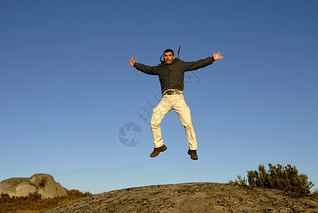跳跃男生男人喜悦岩石运动员活力蓝色幸福自由假期图片