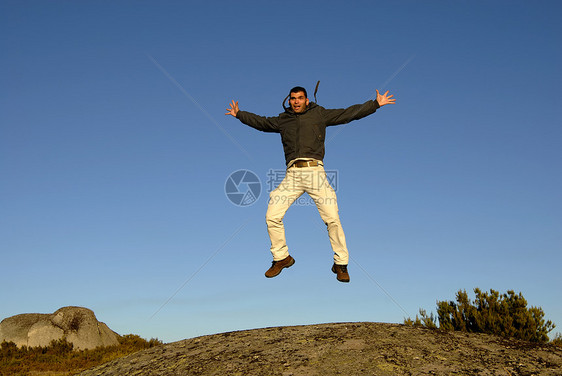 跳跃男生男人喜悦岩石运动员活力蓝色幸福自由假期图片