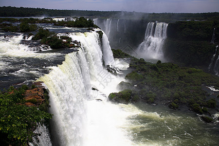 伊瓜苏瀑布伊瓜苏 Iguazu Iguau 瀑布  大型瀑布高度荒野流动森林淡水岩石绿色背景