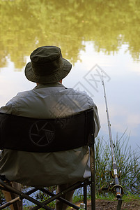老头子吃钓鱼运动男性鳟鱼流动渔夫娱乐溪流铸件淡水涉水图片
